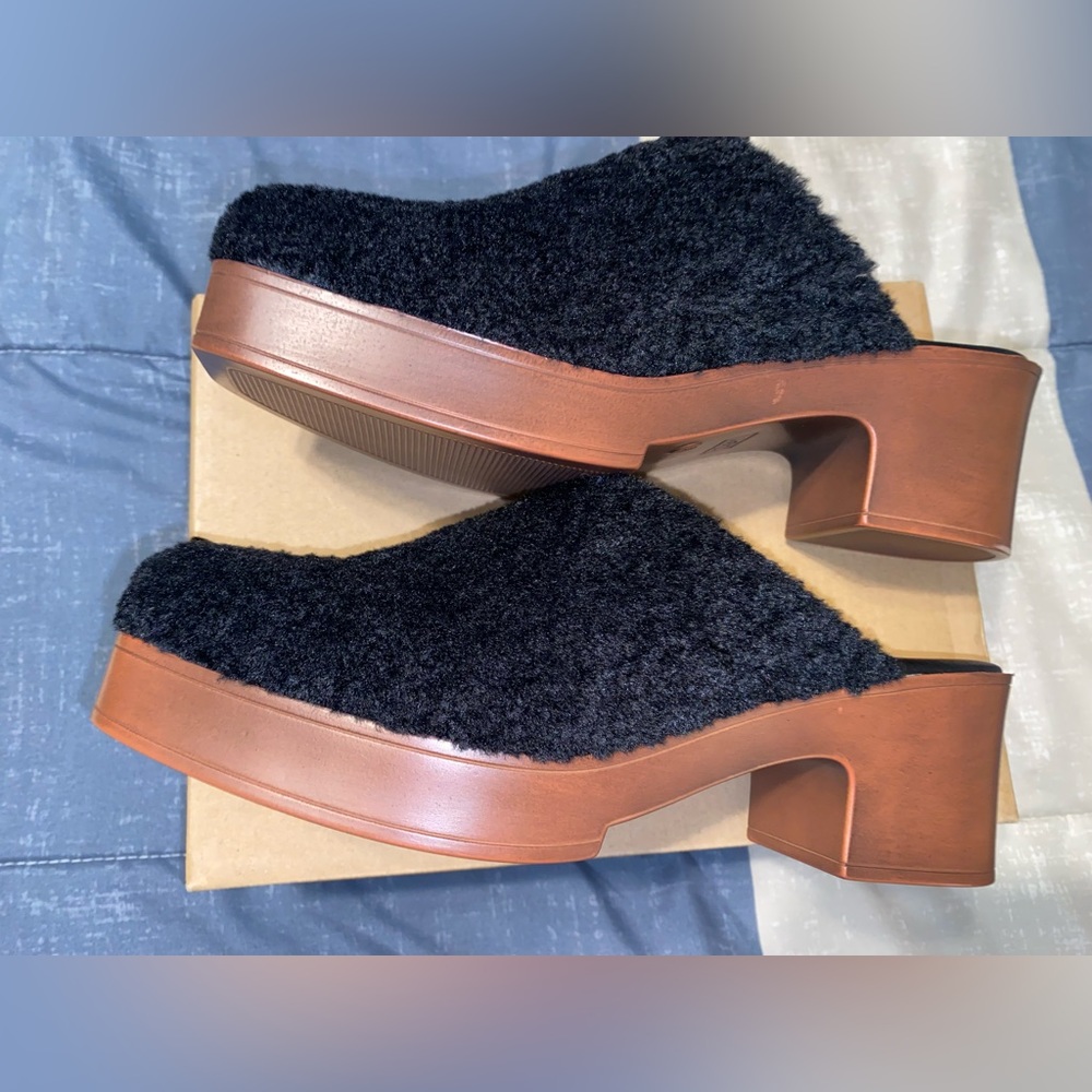 -Final Sale-Size 9 women’s clogs/miles